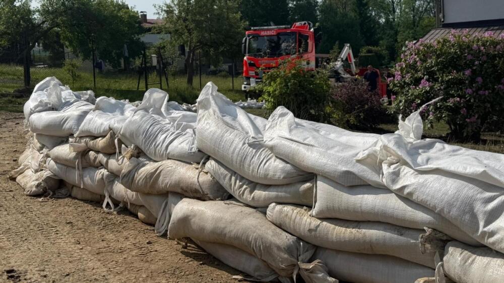 Zábrany proti vodě v Dalešicích zůstávají, foto: HZS LK