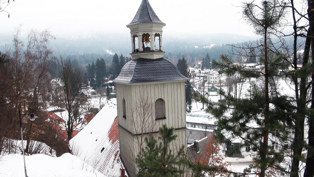 Překvapení na vás čekají již cestou na Oybin. Ve svahu se krčí zvenku ničím pozoruhodný dřevěný kostelík, který přitom figuruje ve všech turistických průvodcích po Horní Lužici.