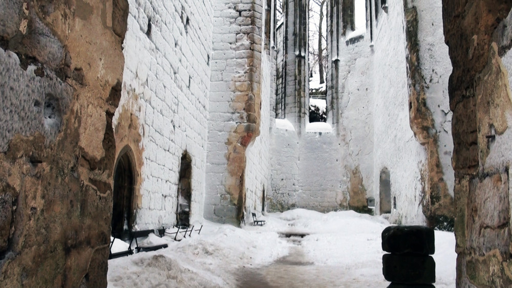 V chrámu může ležet až několik desítek centimetrů sněhu.