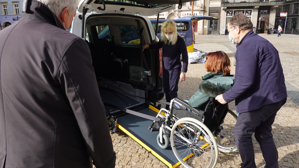 Demonstrace práce s invalidním vozíkem.