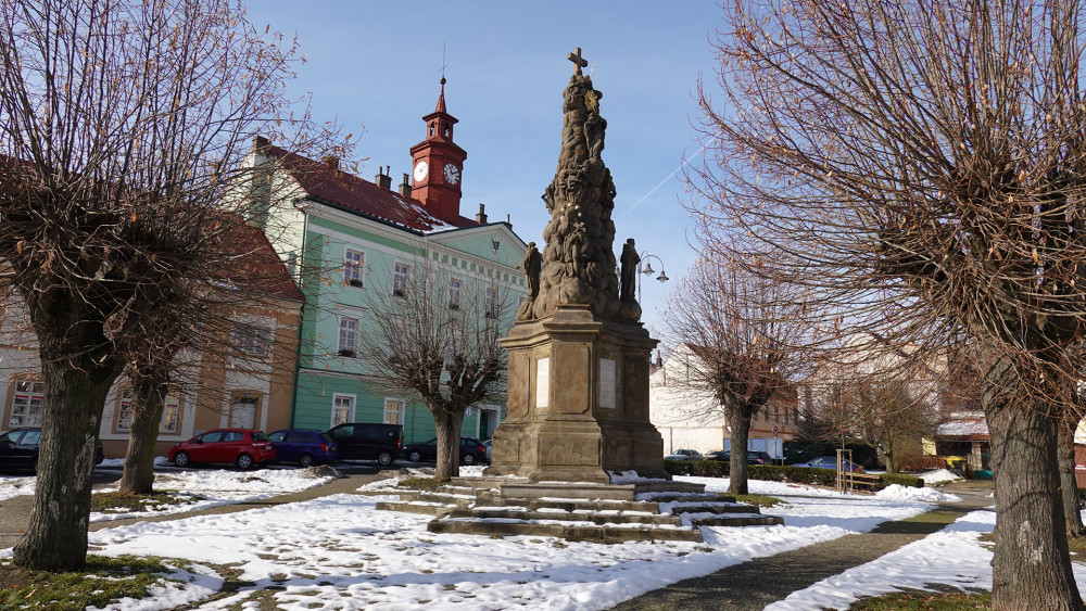 Náměstí s budovou radnice a sloupem Nejsvětější trojice z r. 1726.