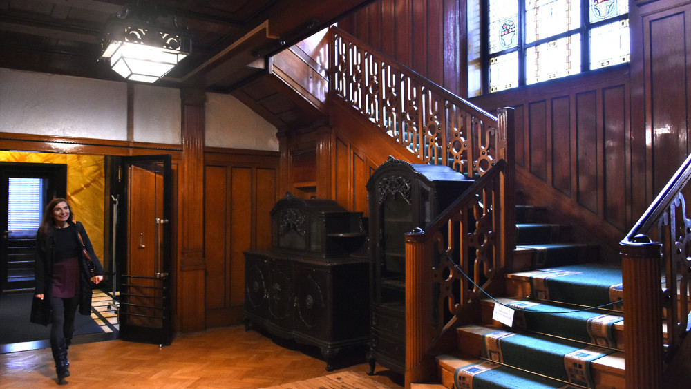 Interiér Schowankovy vily si navzdory pohnuté historii dodnes zachoval punc vznešenosti.