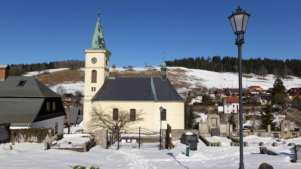 Památkově chráněný kostel byl nejprve zasvěcený sv. Vavřinci a poté Františku de Paula. Stavba byla započata roku 1779 a 10.září 1784 byl kostel vysvěcen. 