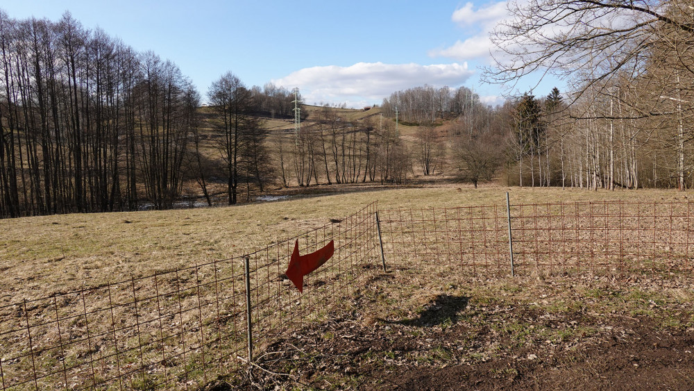 Nacházíte se v Liberci, na obzoru je Liberec, mezi vámi ale leží zakázané území Dlouhého Mostu (MAPA 2, bod 12). Kudy teď? Absurdní situace, kterou budeme snad již zanedlouho s hořkým úsměvem přidávat k dobru v hospodě.