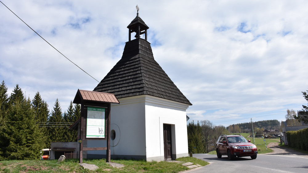 Sejkorská kaplička je od Masarykovy vyhlídky vzdálená jen čtvrt kilometru.