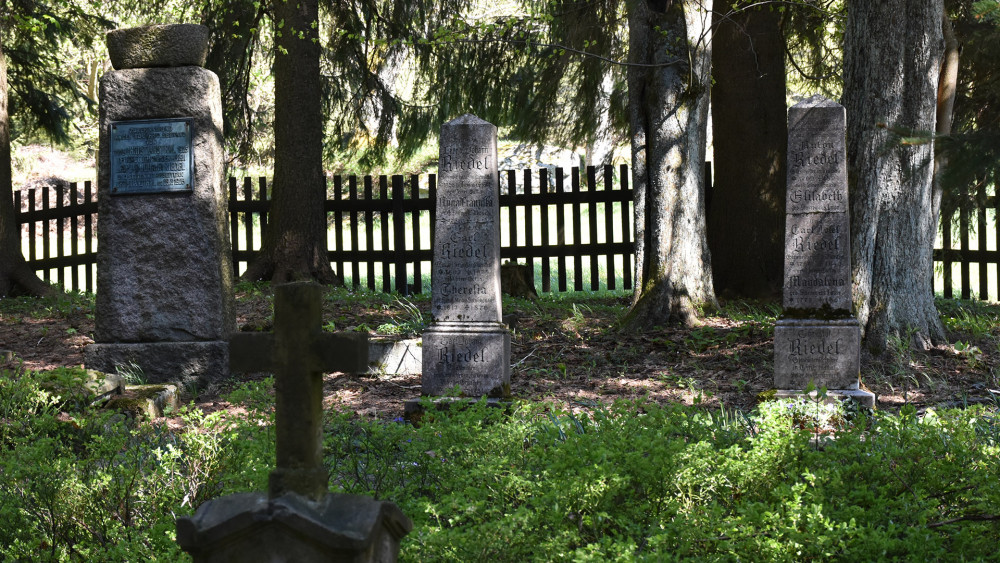 Lesní hřbitov na Kristiánově, hroby Riedelů.