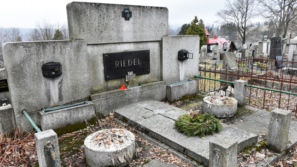 Ostatky členů rodiny Riedelů byly z hrobky v šedesátých letech přemístěny do hrobu v Horním Polubném.