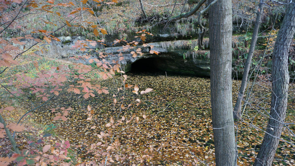 S rybníkem souvisí tento 40 m dlouhý obtokový náhon z 18. století, ústící do Černého jezírka (MAPA bod 6).