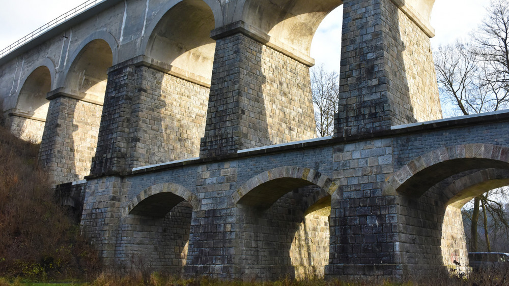 Slavný sychrovský viadukt liberecko - pardubické železnice, kterou spoluinvestoval Kamil z Rohanu.