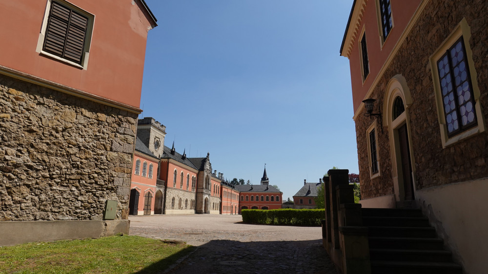 Trochu nezvyklý pohled na zámek Sychrov (vlevo) od domova pro seniory (vpravo).