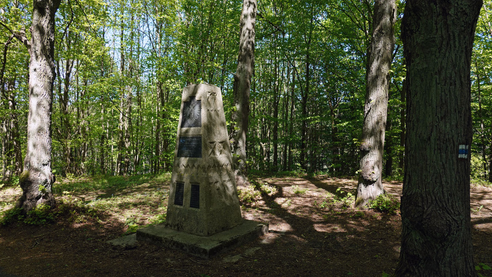 Pomník vedle Cesty císaře Františka Josefa I.