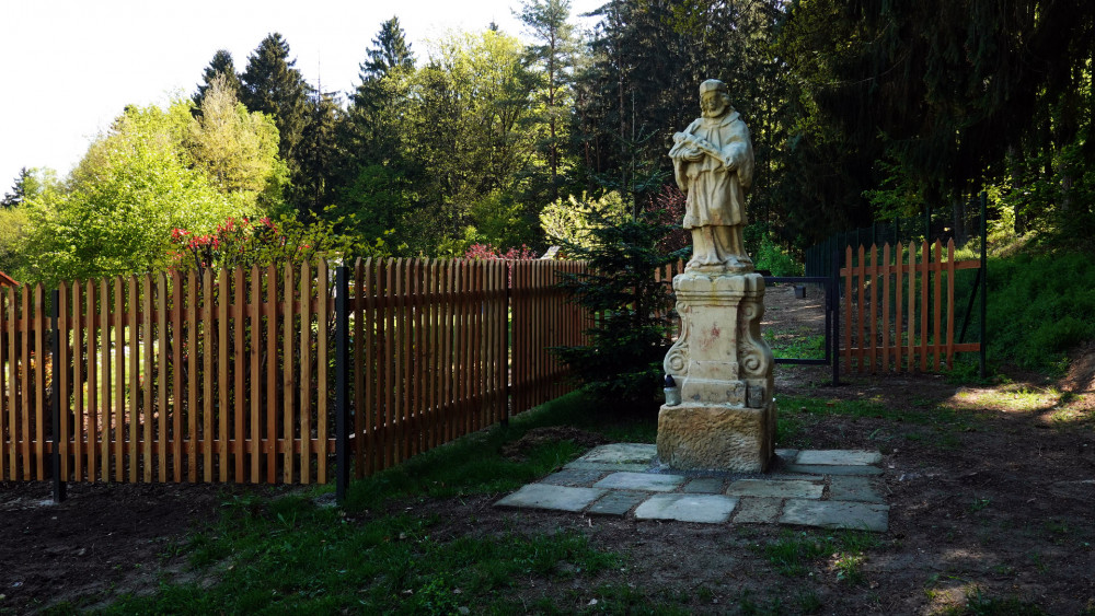 Popohoří, nová, nebo dramaticky zrenovovaná, socha sv. Jana Nepomuckého.
