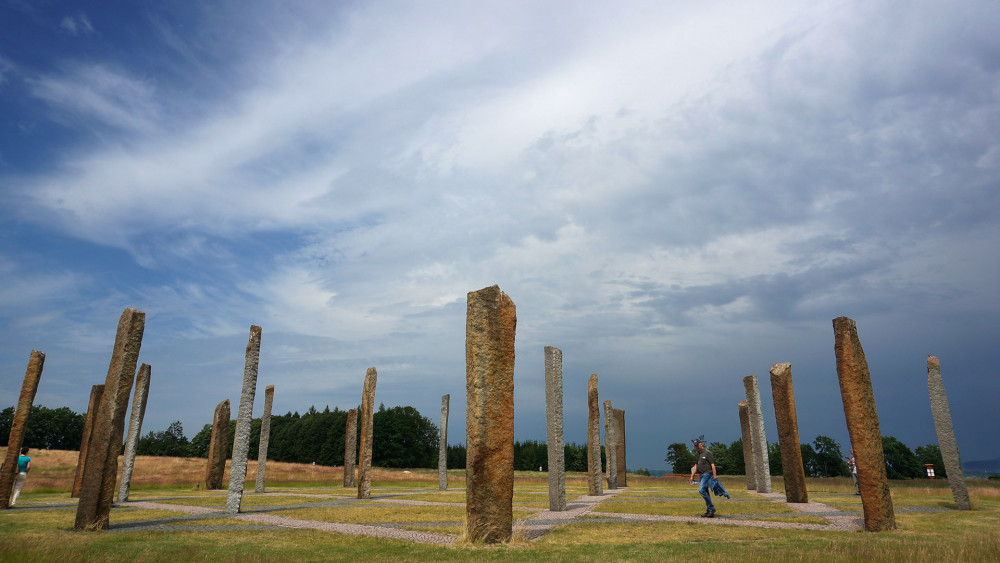 V sedle Dymníku nedaleko Rumburku stojí od roku 2003 Hvězda života, jakési "Stonehenge" třetího milénia. Jaký účel konfiguraci obelisků jednou přisoudí budoucí archeologové?