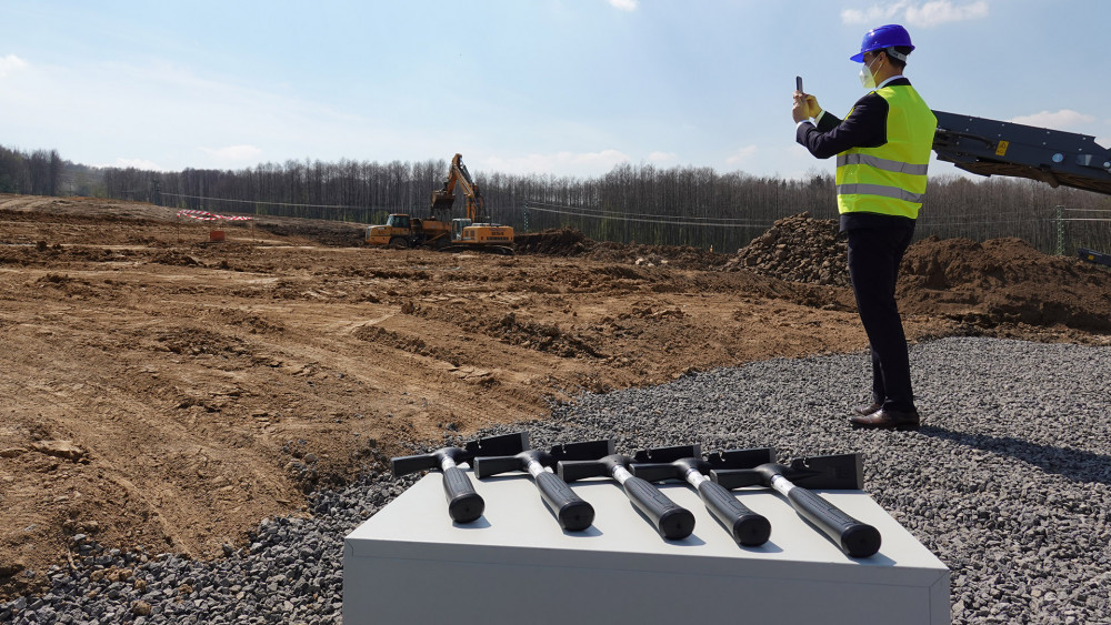 Martin Nevrlý, ředitel ostravské divize firmy IMOS Brno, která stavbu realizuje, si před poklepem na základní kámen dokumentuje bitevní pole stavby.