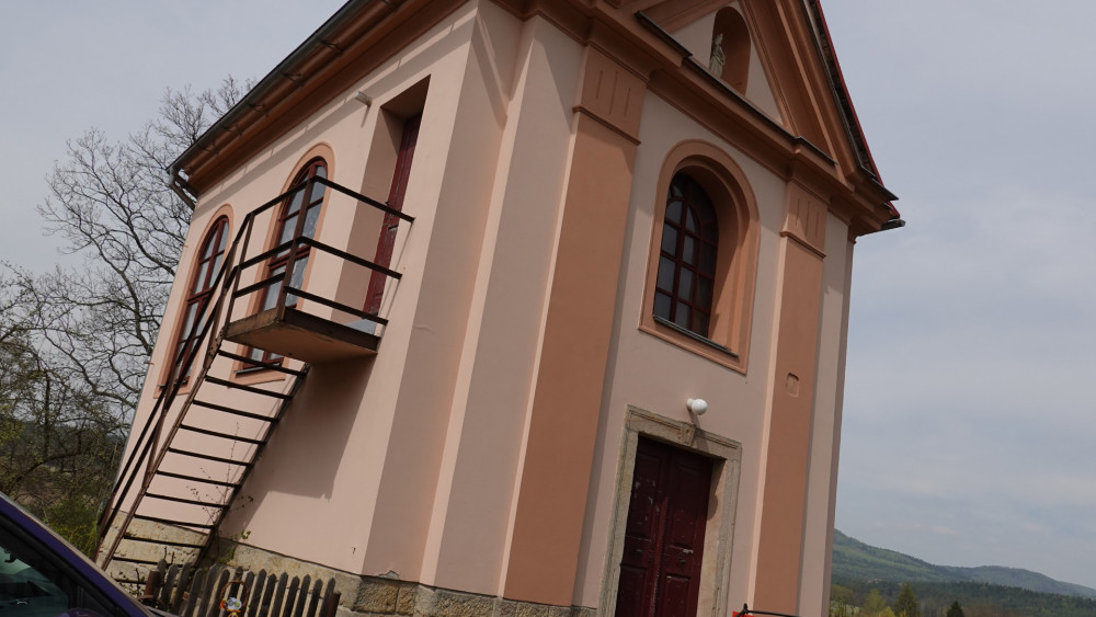 Kaple sv. Antonína Paduánského, na jejíž kůr se chodí netradičně po vnějším schodišti.
