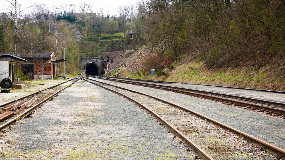 Pohled na nejdelší z osmi tunelů trati Liberec - Pardubice z železničního nádraží Sychrov.