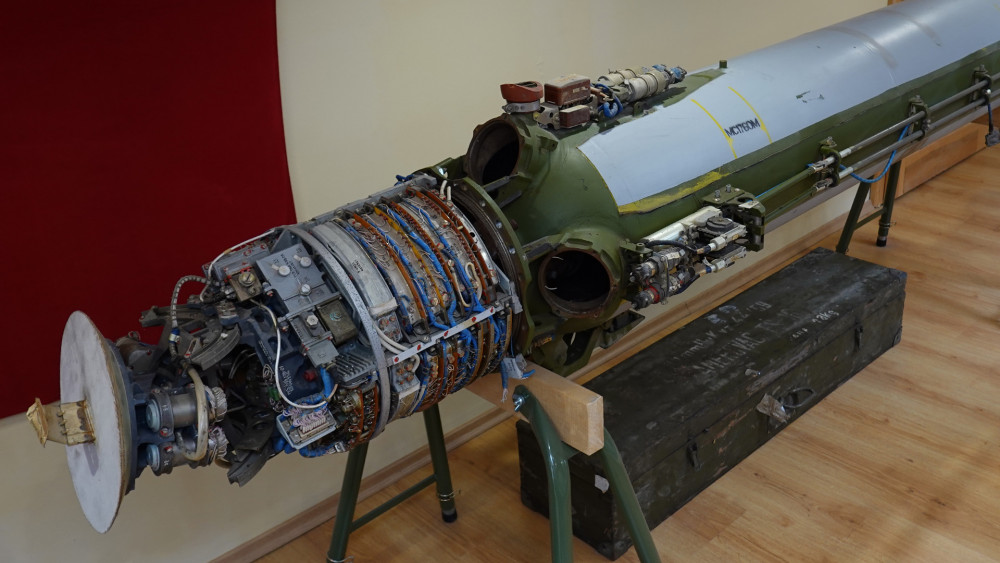 Některým zbraním můžete nahlédnout až do střev. Následovníkem této rakety je stále používaný systém BUK, kterým byl sestřelen malajský Boeing během konfliktu na východě Ukrajiny.  