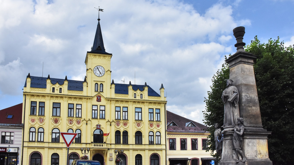 Radnice byla postavena ve stylu francouzské novogotiky. Vpravo je vidět pomník Mistra Jana Husa, zdobící stejnojmenné náměstí od roku 1900. 