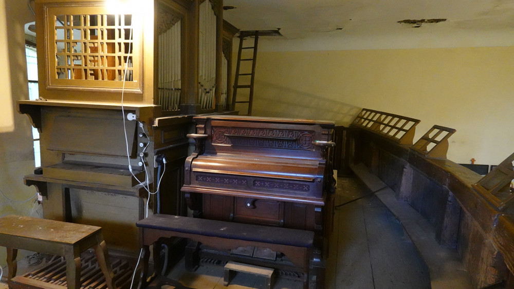 Varhany a pianino na kůru.