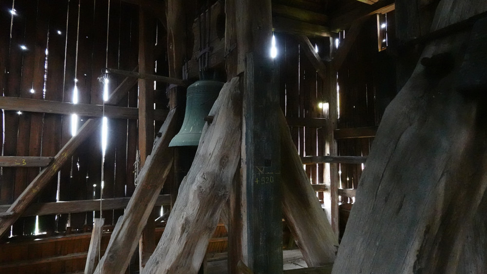 Interiér zvonice a jediný ze tří dochovaných zvonů, zvon sv. Václava.