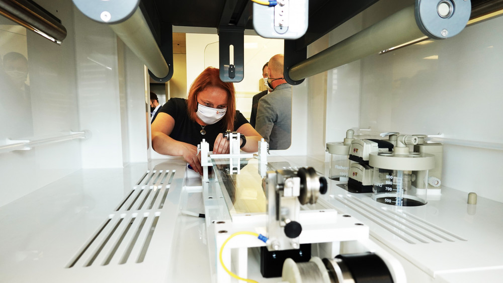 Práce na laboratorním Nanospideru, na kterém se ladí výrobní postupy tak, aby vyhovovaly zadání zákazníka.
