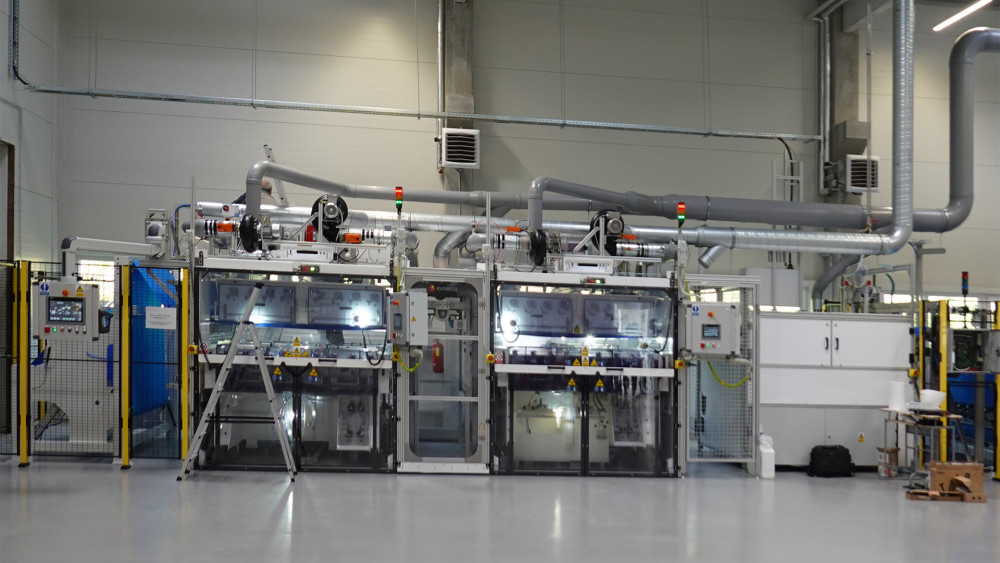 Absolventi nového oboru SUPŠ sklářské v Železném Brodu budou jednou obsluhovat třeba stroj jako tento, který v Nano Medical vyrábí materiál pro nanoroušky.