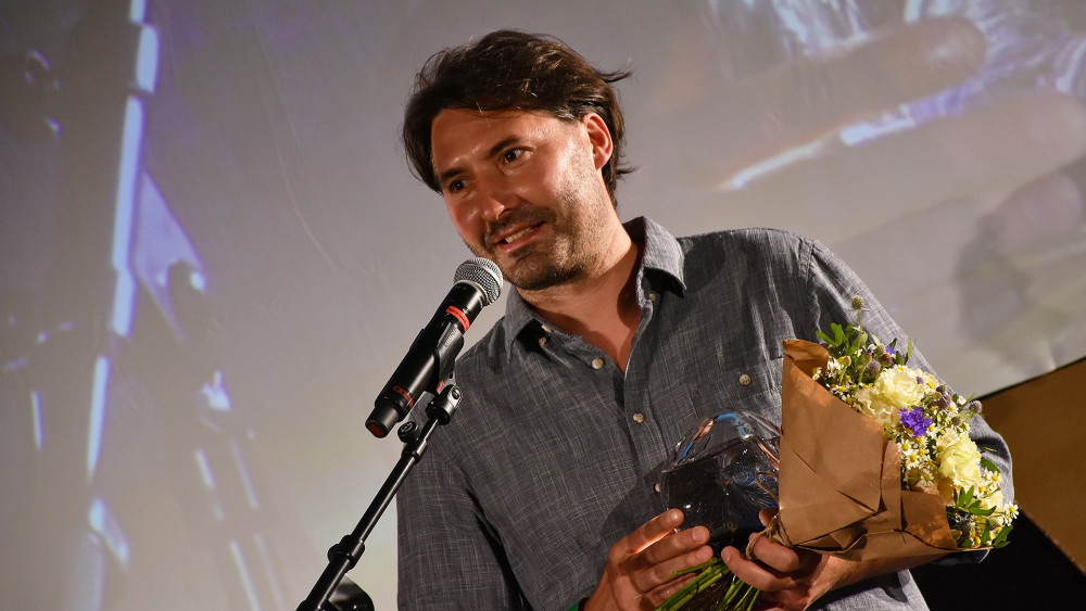 Animátor Jan Štencl přebírá cenu za Barevný sen výtvarníka Jana Baleje.