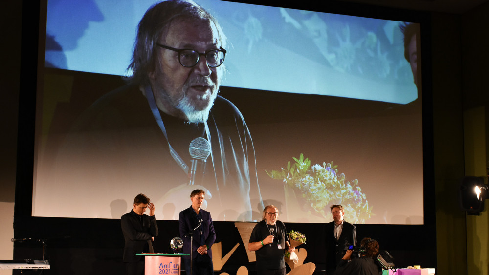 Cenu za celoživotní přínos animovanému filmu již tradičně předávají oba ředitelé (festivalu a programu) Anifilmu. Tentokrát si ji odnesl profesor Edgar Dutek.