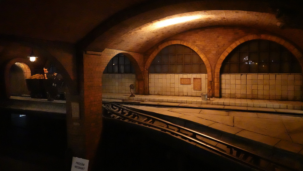 Podzemní nádraží.
