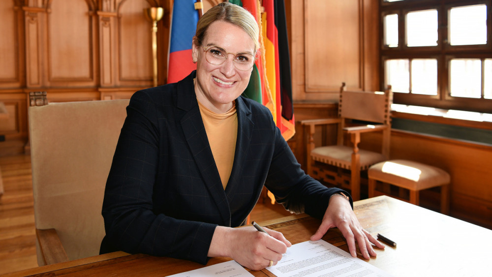 Primátorka Augsburgu Eva Weber při podpisu textu memoranda
