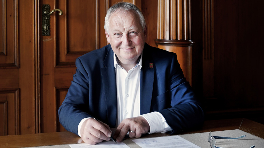 Primátor Liberce Jaroslav Zámečník při podpisu textu memoranda