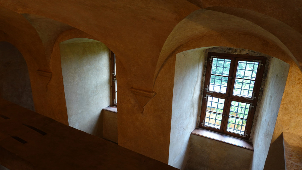 Grabštejn nenabízí bohatě vybavené sály, ale atmosféru středověkého hradu, syrovou stavbu, ducha doby.