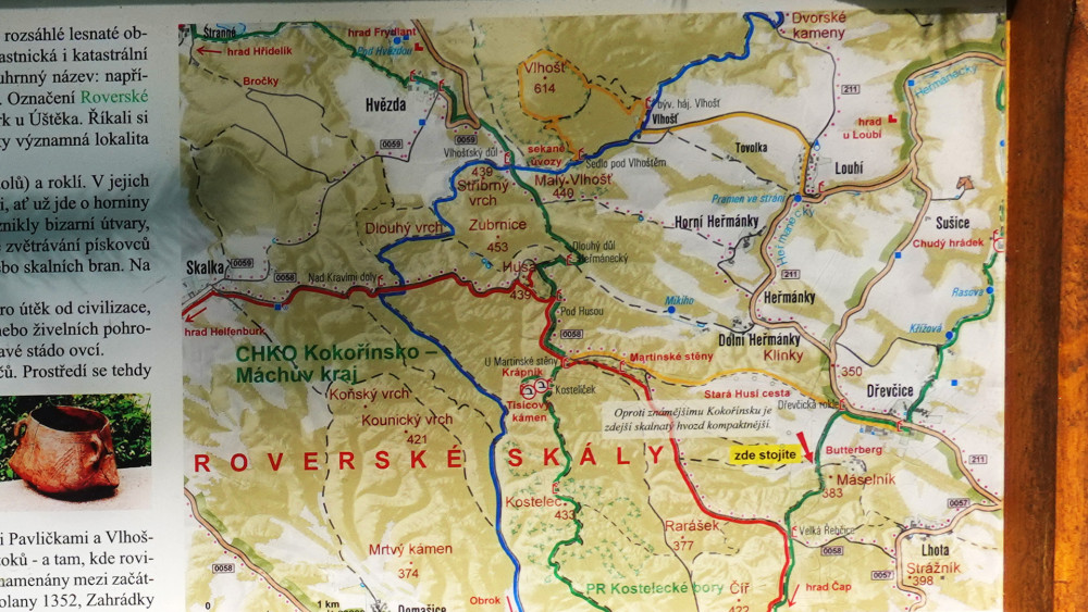 Výřez infopanelu s mapou ukazující některé z možných výletních tras.