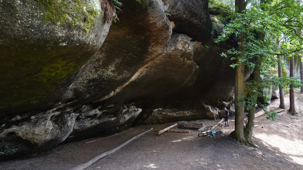 Jeskyně Tisícový kámen, ano, i sem lze dojet na kole.