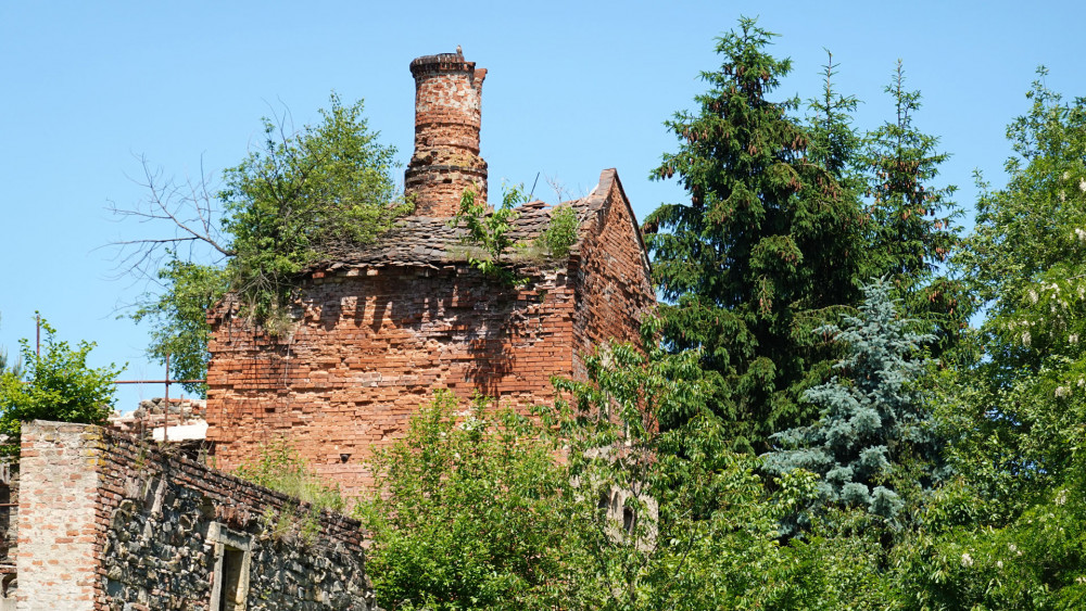 Konojedy jsou vesnicí protikladů, na jedné straně novotou zářící zámek, naproti němu ruiny.