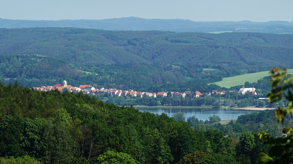 Pohled na rybník Chmelař a Úštěk od Levína.