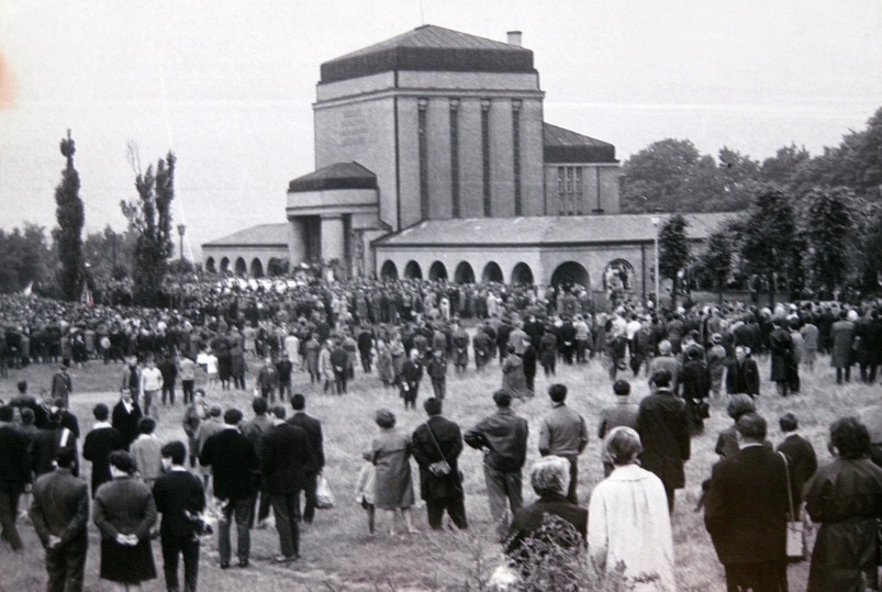 Pohřeb obětí invaze vojsk Varšavské smlouvy u libereckého krematoria, Foto z www.pametnaroda.cz