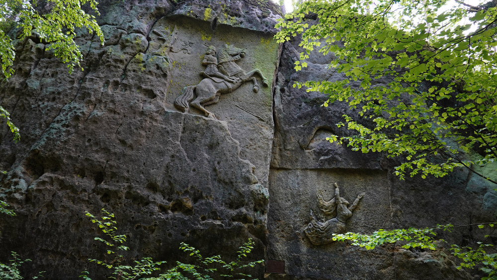 Skálu smrti v Kunraticích u Cvikova zdobí povedený reliéf.