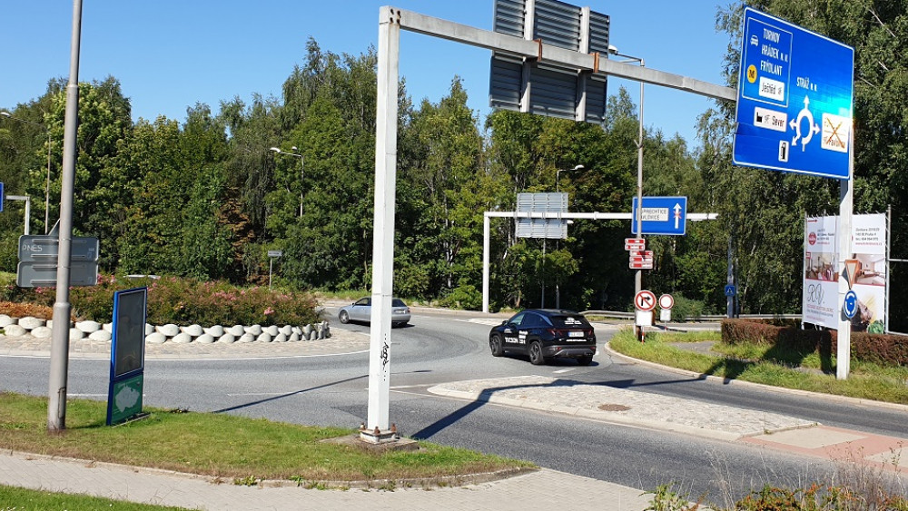 Že je Letná uzavřená se řidič dozví až těsně před tím, než vjede na kruhový objezd