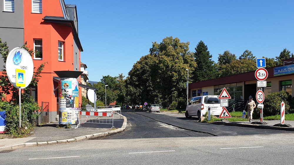 Donedávna se opravovala i další objížďka z Letky - ulice Cyrila a Metoděje.