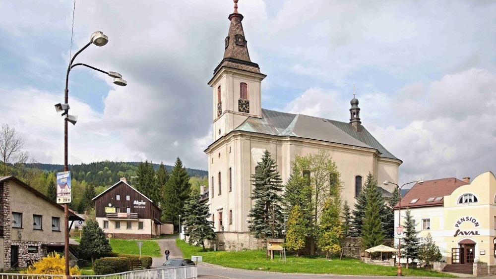 Kostel v Rokytnici nad Jizerou. Foto z www.mapio.cz