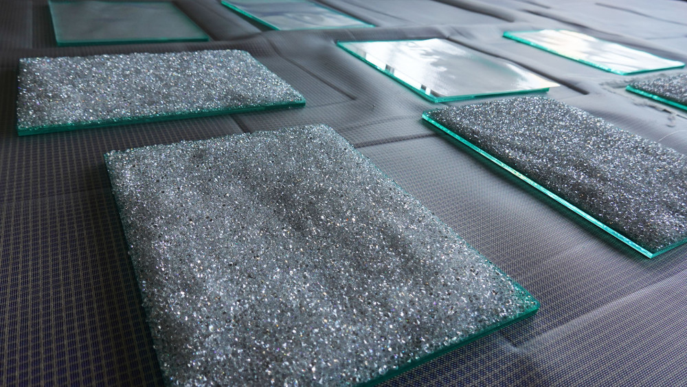 Skleněné tabulky s napečeným produktem Stardust, polotovary pro výrobu objektu Erin Dickson.