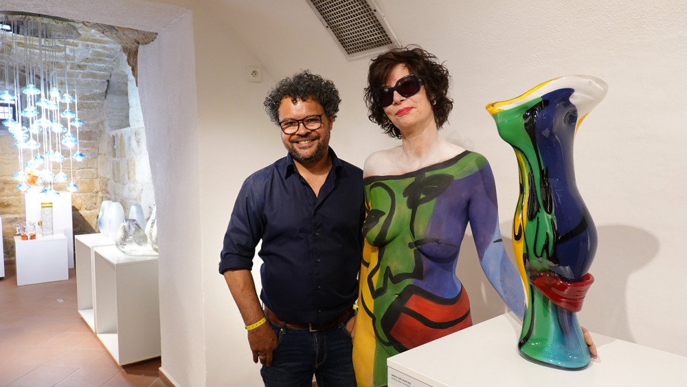 Výsledek. Marco Lopulalan se svou ženou, která se stala na pár hodin jedním z exponátů závěrečné výstavy.