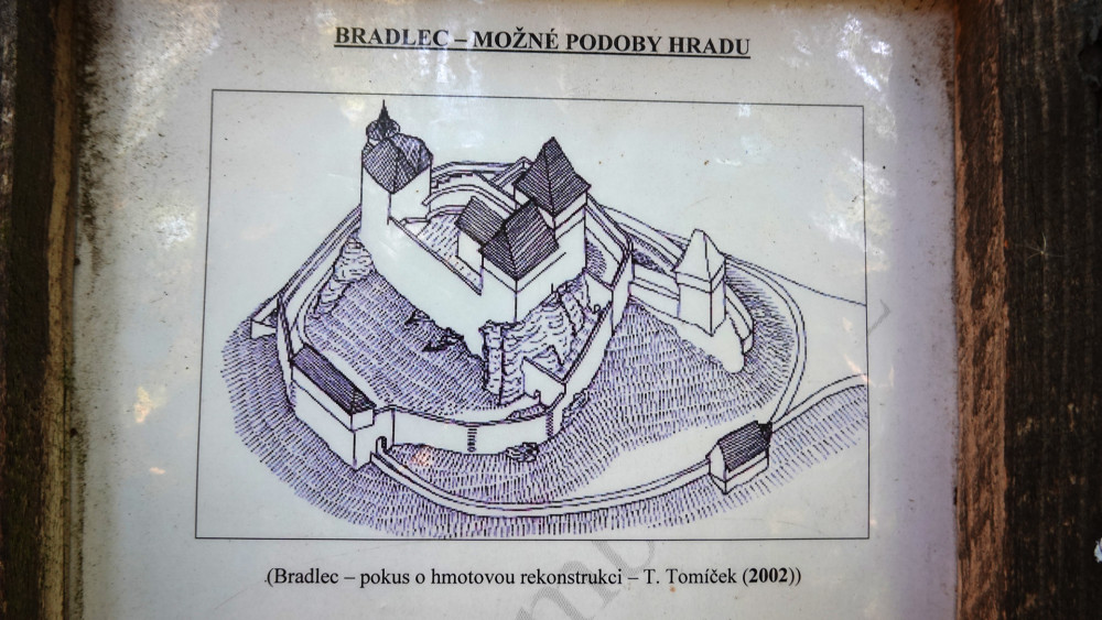 Vyobrazení pana Tomíčka odpovídá mnohem více reálným proporcím ruiny. (Reprofoto informačního panelu.)