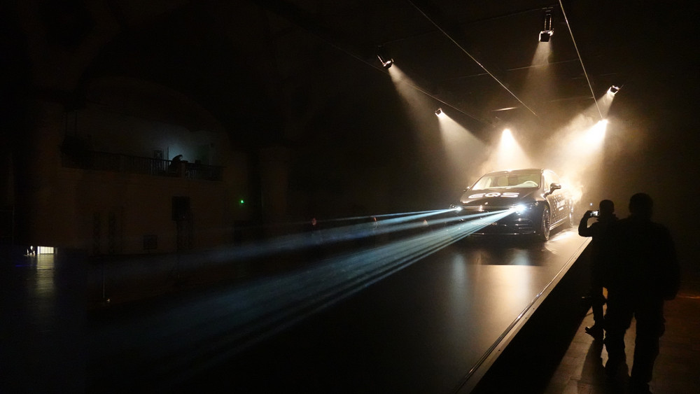 Studio 3dsense využilo možností, jaké poskytují světlomety elektroauta EQS, proto se instalace Mecedesu, partnera Signal Festivalu, jmenovala Mercedes-Benz Digital Light.