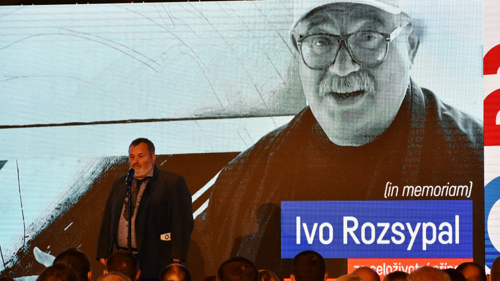 Sklář a majitel firmy Jaroslav Švácha hovoří o životě a díle sklářského umělce Ivo Rozsypala, který zemřel letos v září a cena mu byla udělena in memoriam.