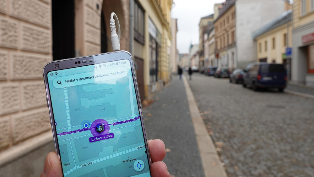 Většinou navigace zabudovaná v aplikaci pracuje spolehlivě, dokonce pozná, zda jdete po ulici, nebo po chodníku.