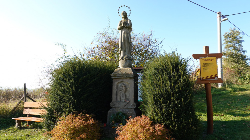 Okraj Tatobit zdobí socha Matky Boží z dílny Josefa Zemana, který ji vytesal pravděpodobně roku 1867.