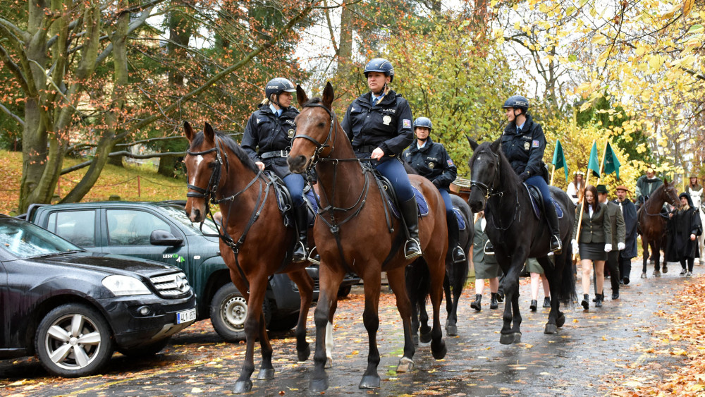 V čele jedou příslušnice ve Frýdlantu nově vzniklé jednotky jízdní policie PČR.