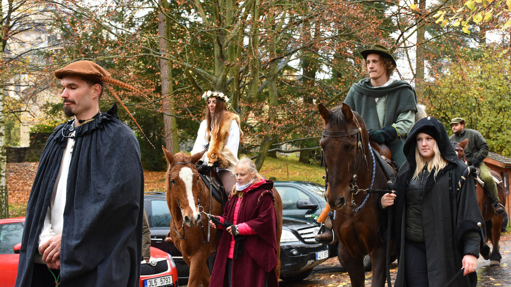 Protokolář jde pěšky, Diana a sv. Hubert se vezou na koních.